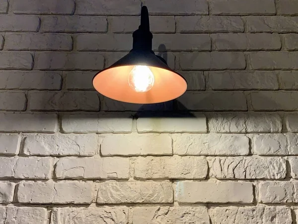 Duża Czarna Lampa Tle Białej Ceglanej Ściany Żarówka Oświetla Białą — Zdjęcie stockowe