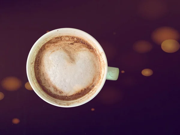 Tasse Mit Cappuccino Mit Schaum Herzform Auf Abstraktem Hintergrund Porzellanbecher — Stockfoto