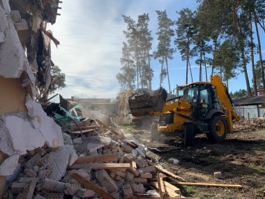 Yıkılmış, tuğla kaplı, konut binası. Ormandaki çökmüş bir malikanenin kalıntıları. Kazıcılı eski bir evin yıkımı. Binanın yıkılmış duvarları ve pencereleri..