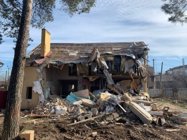 Yıkılmış, tuğla kaplı, konut binası. Ormandaki çökmüş bir malikanenin kalıntıları. Kazıcılı eski bir evin yıkımı. Binanın yıkılmış duvarları ve pencereleri..