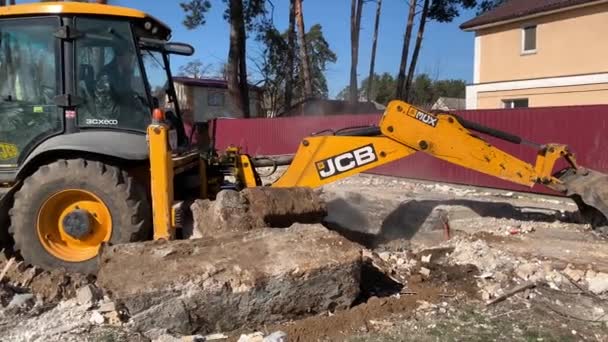 Heavy Equipment Destroyed Brick House Construction Machinery Background Ruins House — Stock Video