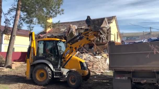 Traktor Och Lastbil Nära Det Förstörda Tegelhuset Byggmaskiner Bakgrunden Ruinerna — Stockvideo