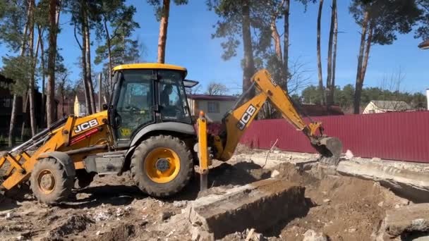 Tung Utrustning Nära Det Förstörda Tegelhuset Byggmaskiner Bakgrunden Ruinerna Huset — Stockvideo