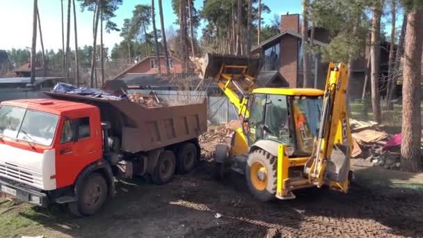 Traktor Und Lastwagen Der Nähe Des Zerstörten Backsteinhauses Baumaschinen Auf — Stockvideo