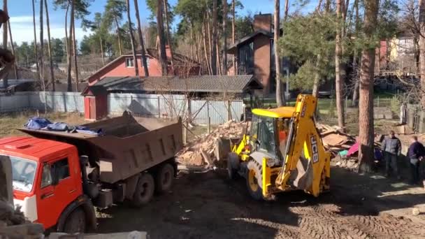 Traktor Náklaďák Poblíž Zničeného Cihlového Domu Stavební Stroje Pozadí Zříceniny — Stock video