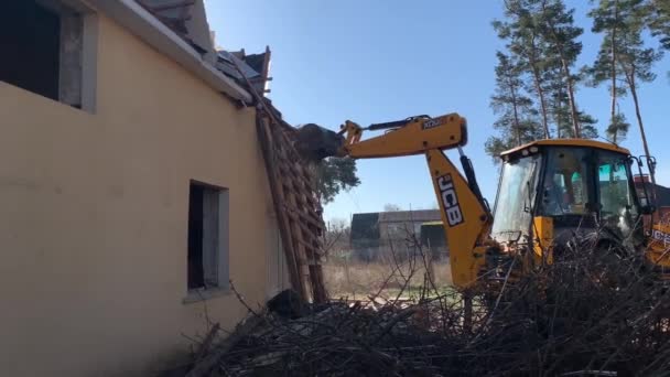 Schweres Gerät Der Nähe Des Zerstörten Backsteinhauses Baumaschinen Auf Dem — Stockvideo