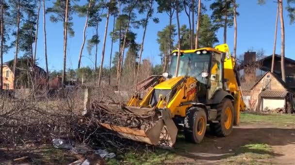 Tung Utrustning Nära Det Förstörda Tegelhuset Byggmaskiner Bakgrunden Ruinerna Huset — Stockvideo