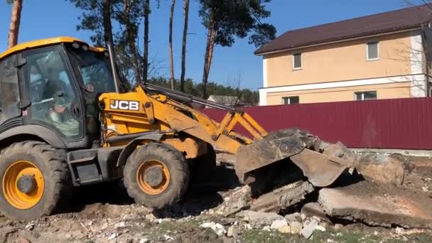 Tung Utrustning Nära Det Förstörda Tegelhuset Byggmaskiner Bakgrunden Ruinerna Huset — Stockvideo