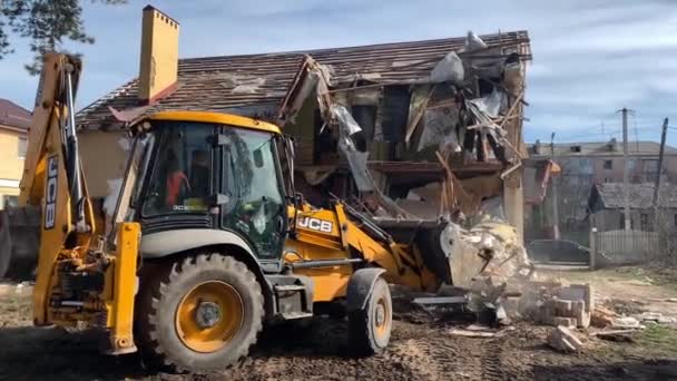 Attrezzature Pesanti Vicino Alla Casa Mattoni Distrutta Macchinari Costruzione Sullo — Video Stock