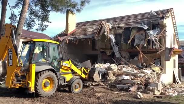 Tung Utrustning Nära Det Förstörda Tegelhuset Byggmaskiner Bakgrunden Ruinerna Huset — Stockvideo