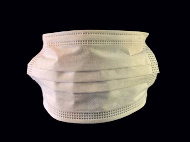 Siyah arka planda, yüz şeklinde bir tıbbi maske. Enfeksiyonlara karşı koruyucu maske. Konsept: enfeksiyon önleme, koronavirüs enfeksiyonu, covid-19.