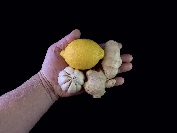 Česnek Zázvor Citron Rukou Muže Přírodní Vitamíny Dlaních Člověka Černém — Stock fotografie