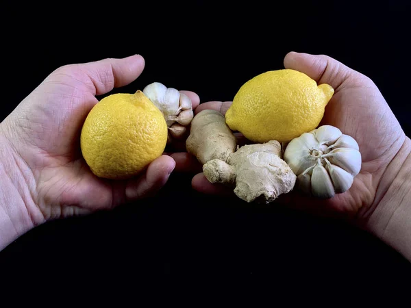 Česnek Zázvor Citron Rukou Muže Přírodní Vitamíny Dlaních Člověka Černém — Stock fotografie