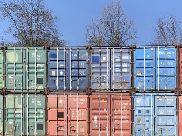 用于船舶运输的金属 多种颜色的集装箱 船坞里堆满了集装箱 蓝天背景 Irpen仓库 基辅地区 2020年4月2日 — 图库照片