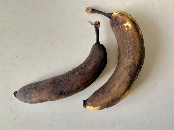 Verdorbene Verdunkelte Bananen Auf Weißem Hintergrund Alte Abgestandene Früchte Auf — Stockfoto