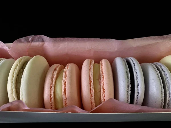 Bunte Schmackhafte Macarons Auf Schwarzem Hintergrund Bunte Französische Macarons Verschiedenen — Stockfoto