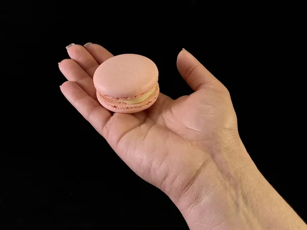 Bunte Schmackhafte Macarons Auf Schwarzem Hintergrund Bunte Französische Macarons Verschiedenen — Stockfoto