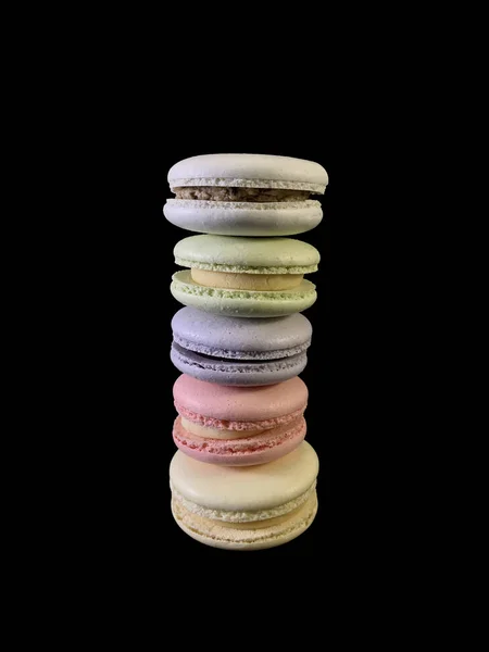 Macarons Saborosos Multicoloridos Fundo Preto Macarons Franceses Coloridos Vários Gostos — Fotografia de Stock