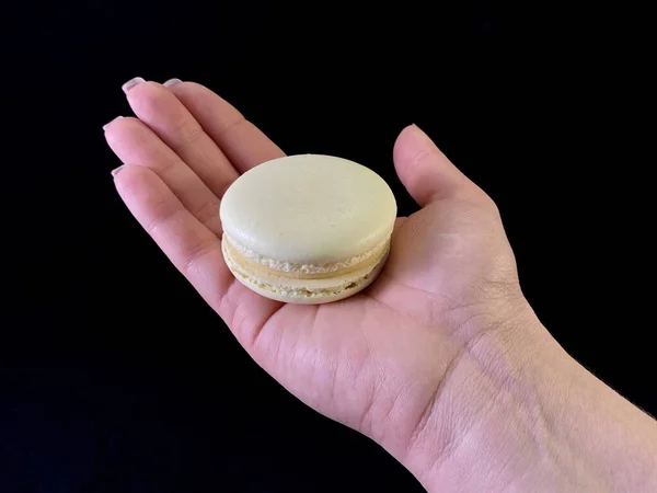 Macarons Saborosos Multicoloridos Fundo Preto Macarons Franceses Coloridos Vários Gostos — Fotografia de Stock