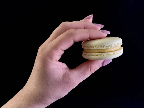 Macarons Saborosos Multicoloridos Fundo Preto Macarons Franceses Coloridos Vários Gostos — Fotografia de Stock