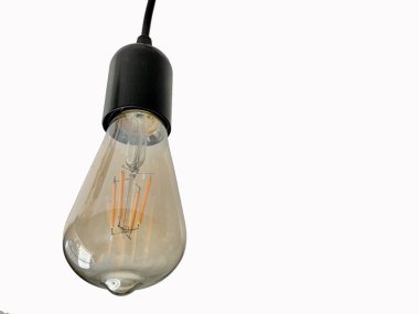 Beyaz zemin üzerinde spiral olan cam lamba. Yanan ışık, odayı aydınlatıyor. Ev dekorasyonu için modern ekonomik ampul.