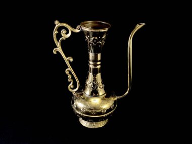 Siyah arka planda bakır antika vazo. Bronz kaplar, desenler ve süslemeler. Evin dekorasyonu için altın sürahi..