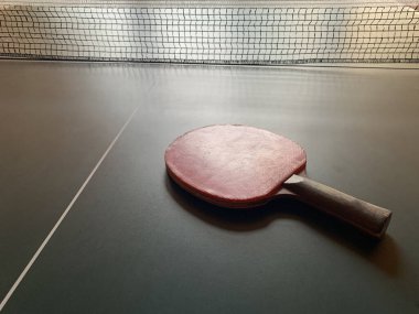Tenis masasında pinpon raketleri. Arka planda masa tenisi raketi. Konsept: masa sporu.