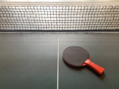 Tenis masasında pinpon raketleri. Arka planda masa tenisi raketi. Konsept: masa sporu.