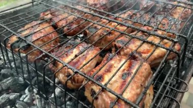 Izgarada et pişiriyorum. Kavurma tavasında yanan kömür, ızgara domuz pirzolası. Doğada piknik, ateşte barbekü. Kızarmış domuz dilimleri..