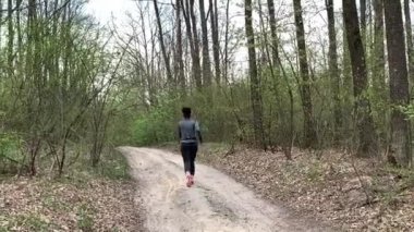 Sabah ormanda koşuyor, dikiz aynasından bakıyor. Bir kadın yarış pisti boyunca parkta koşuyor. Kız sporla meşgul, koşuyor..