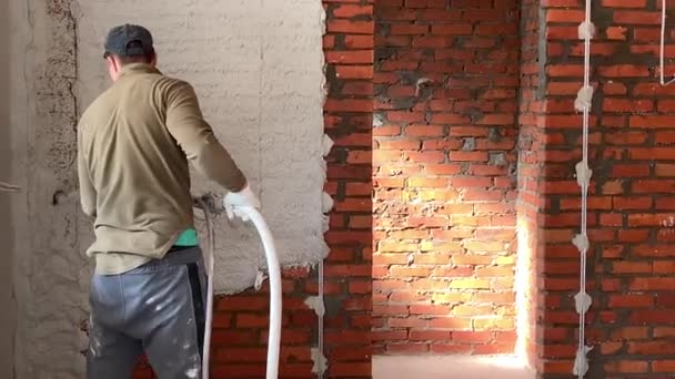 Τεχνίτης Βάζει Σοβά Έναν Τοίχο Από Τούβλα Οικοδόμος Ασχολείται Την — Αρχείο Βίντεο