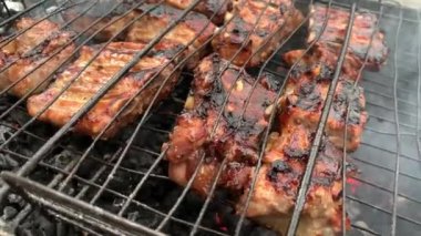Izgarada et pişiriyorum. Kavurma tavasında yanan kömür, ızgara domuz pirzolası. Doğada piknik, ateşte barbekü. Kızarmış domuz dilimleri..