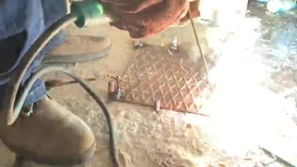 Iskry Palnika Spawalniczego Podczas Pracy Spawacza Mistrz Lutuje Metalowy Pręt — Wideo stockowe