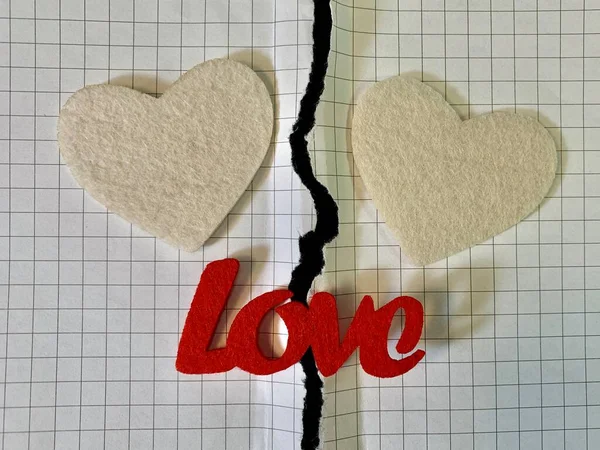 Carta Strappata Iscrizione Love Sfondo Nero Due Pezzi Carta Strappata — Foto Stock