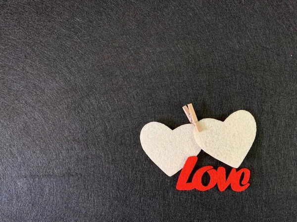 Dvě Srdce Jsou Sevřena Sponou Tmavém Pozadí Znamení Láska Věrnost — Stock fotografie