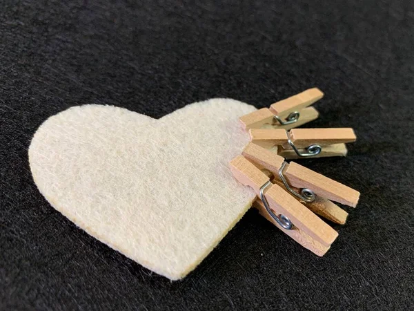 Cuore Serrato Con Mollette Uno Sfondo Scuro Segno Forma Cuore — Foto Stock