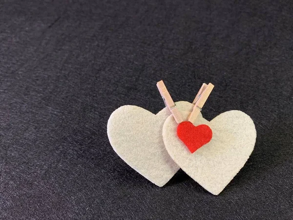 Dos Corazones Están Sujetos Por Una Pinza Ropa Sobre Fondo —  Fotos de Stock