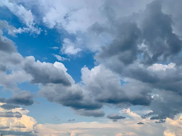 Niebieskie Piękne Niebo Białe Chmury Czysta Pogoda Piękny Kontrast Zachmurzonym — Zdjęcie stockowe