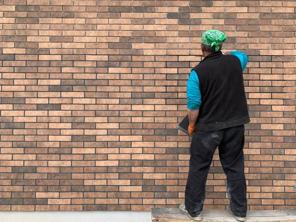 Master Tiled Facade House Builder Closes Seams Brickwork Decorating Building — Stock Photo, Image