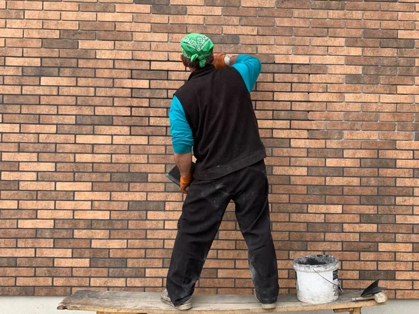 Master Tiled Facade House Builder Closes Seams Brickwork Decorating Building — Stock Photo, Image