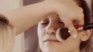 Kız, gülümseme, stüdyo makyaj ile şık fırça, ağır çekim, 4k, Uhd, Ultrahd
