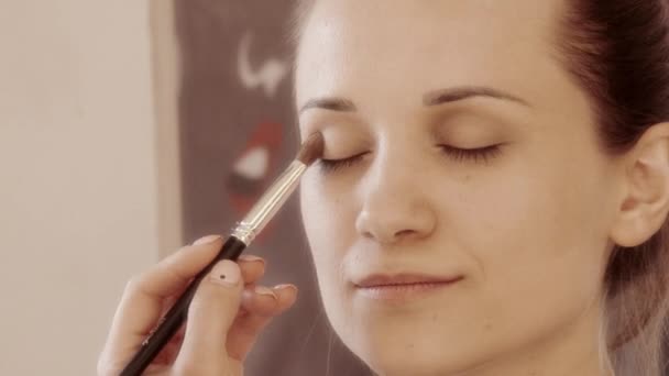 Girl, smile, studio makeup with stylish brush, slow motion, 4K, UHD, UltraHD — Stock Video
