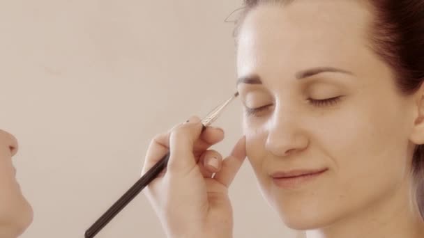 Flicka, leende, studio makeup med eleganta borste, slow motion, 4k, Uhd, Ultrahd — Stockvideo