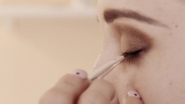 Kız, gülümseme, stüdyo makyaj ile şık fırça, ağır çekim, 4k, Uhd, Ultrahd