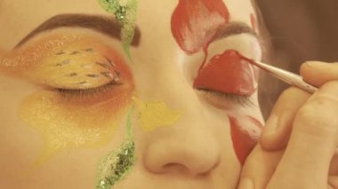 Kız, gülümseme, stüdyo makyaj ile şık fırça, ağır çekim, 4k, Uhd, Ultrahd