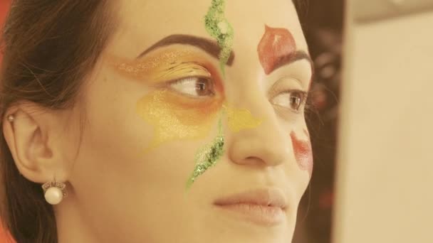 Mädchen, lächeln, studio make-up mit stilvollem pinsel, slow motion, 4k, uhd, ultrahd — Stockvideo
