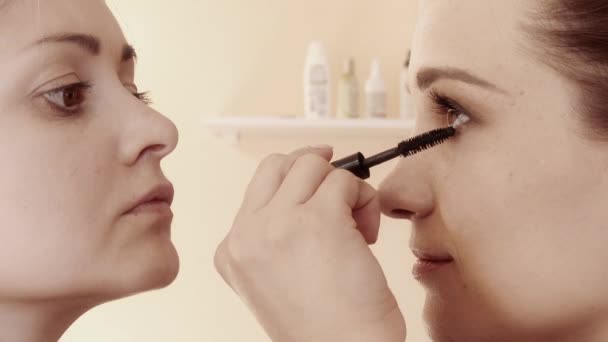 Mädchen, studio make-up mit, wimperbürste mascara, slow motion, 4k, uhd, ultrahd — Stockvideo