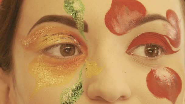 Mädchen, lächeln, studio make-up mit stilvollem pinsel, slow motion, 4k, uhd, ultrahd — Stockvideo