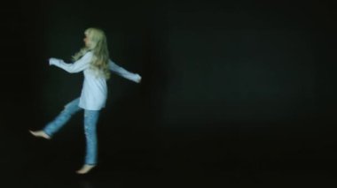 Şaka gülümseme kız, koş, stüdyo aptal üretim hareket, yavaş hareket, 4k, Uhd, Ultrahd
