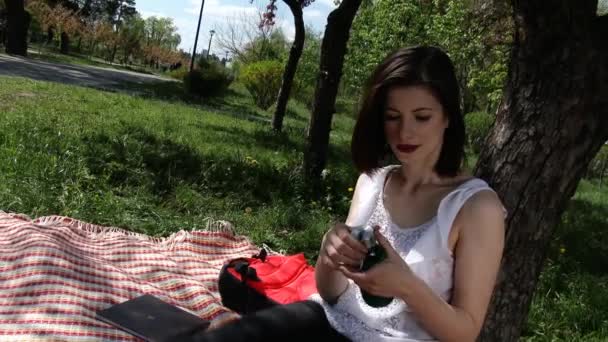 Joven chica encantadora lectura de libro en el parque de la ciudad, 4K, UHD, UltraHD — Vídeo de stock